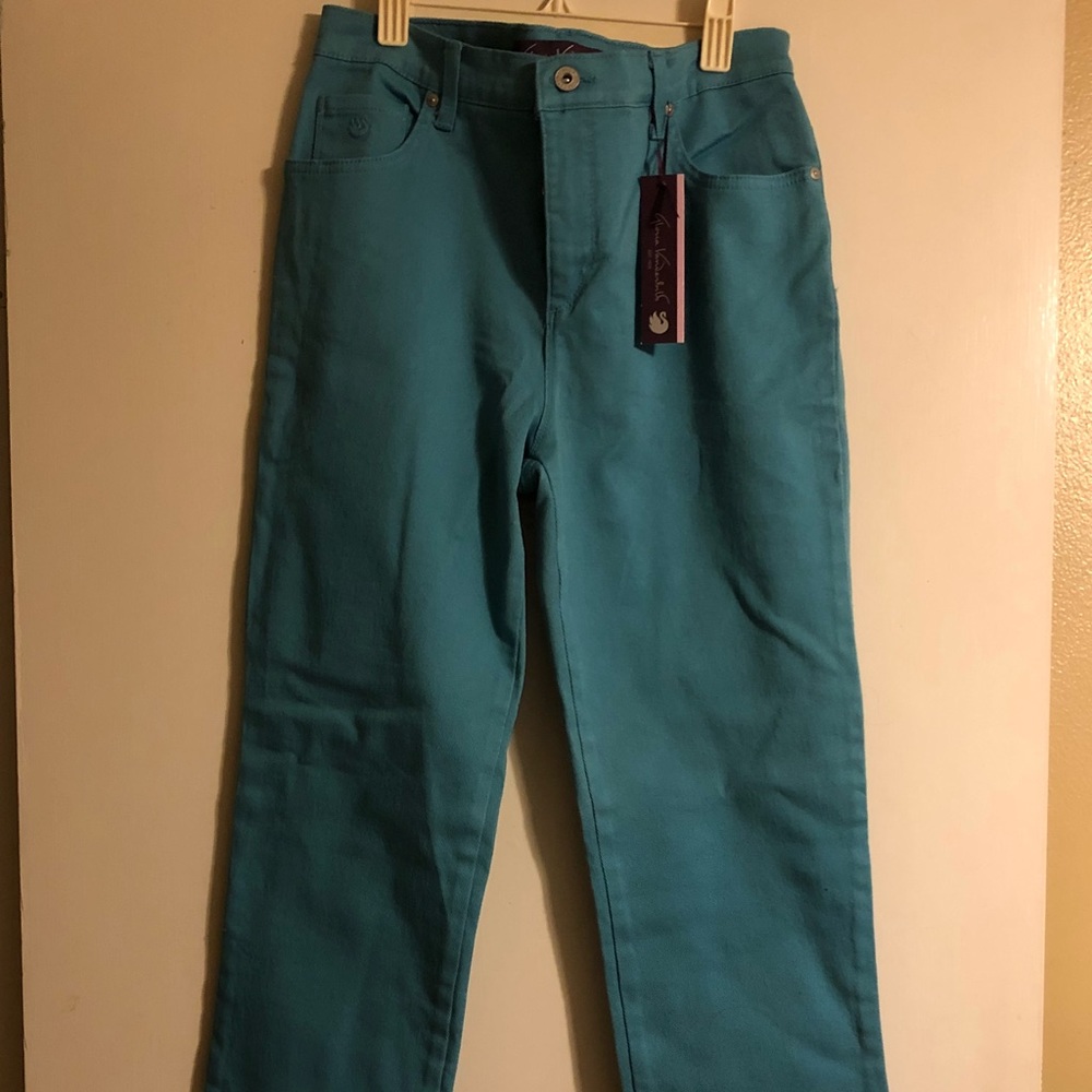 Classic fit tapered leg mid-rise